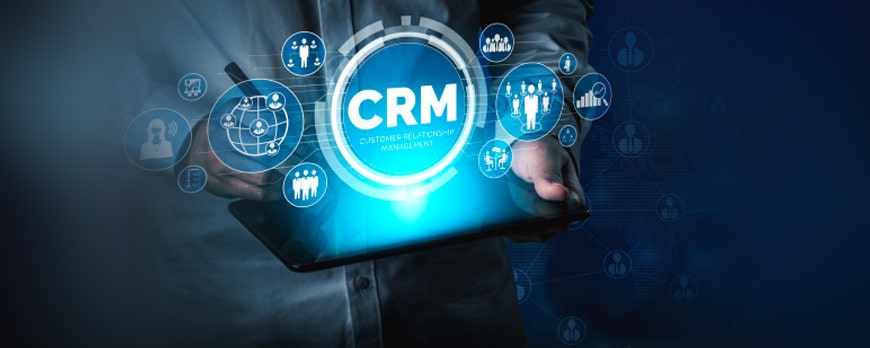 CRM yazılımları anlatan bir görsel